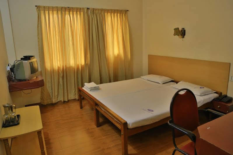 Hotel Srinivas Kochi Екстер'єр фото